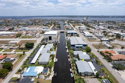 Appartement à louer à Cape Coral, Floride: 2 chambres, 104.79 m2 № 2148616 - photo 2