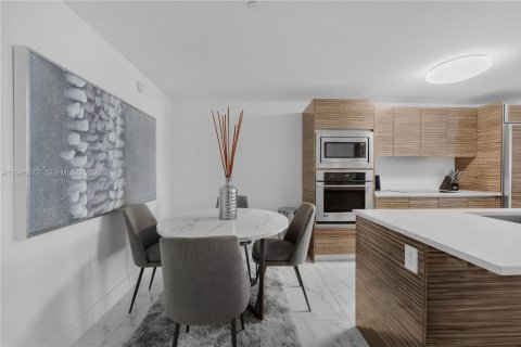 Condominio en venta en Miami, Florida, 1 dormitorio, 79.34 m2 № 2003055 - foto 8