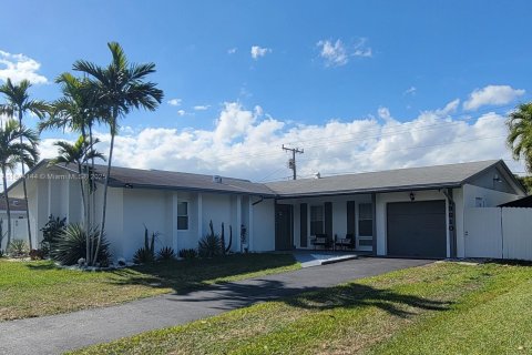 House in Cutler Bay, Florida 4 bedrooms, 173.17 sq.m. № 1839350 - photo 1
