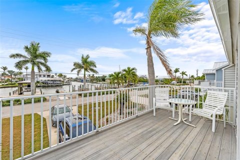 House in Fort Myers Beach, Florida 3 bedrooms, 171.87 sq.m. № 1565078 - photo 10