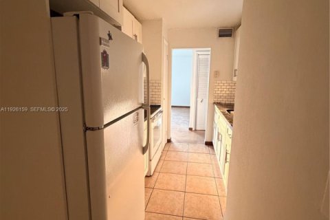 Снять в аренду кондоминиум в Майами, Флорида 2 спальни, 70.88м2, № 1984688 - фото 8