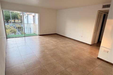 Снять в аренду кондоминиум в Майами, Флорида 2 спальни, 70.88м2, № 1984688 - фото 2