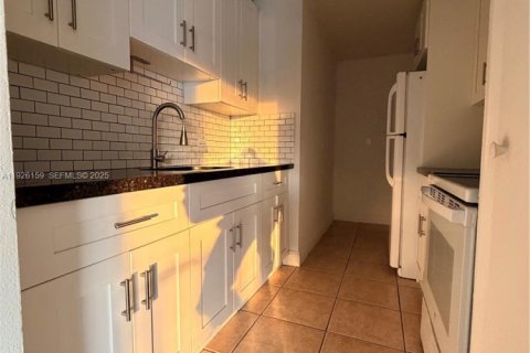 Снять в аренду кондоминиум в Майами, Флорида 2 спальни, 70.88м2, № 1984688 - фото 6