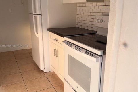 Снять в аренду кондоминиум в Майами, Флорида 2 спальни, 70.88м2, № 1984688 - фото 7