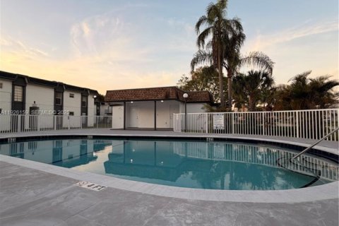 Снять в аренду кондоминиум в Майами, Флорида 2 спальни, 70.88м2, № 1984688 - фото 18