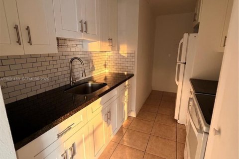 Снять в аренду кондоминиум в Майами, Флорида 2 спальни, 70.88м2, № 1984688 - фото 5