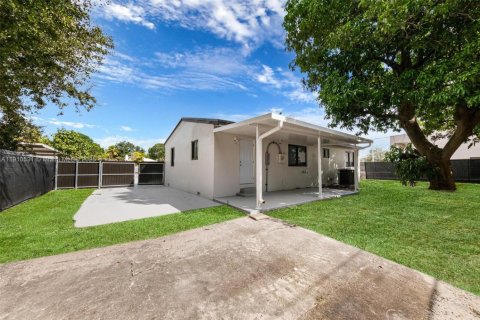 Villa ou maison à vendre à Miami, Floride: 3 chambres, 122.07 m2 № 1966496 - photo 24