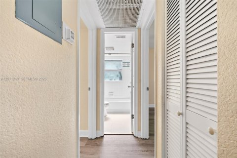 Снять в аренду кондоминиум в Корал-Спрингс, Флорида 2 спальни, 71.35м2, № 2076600 - фото 14