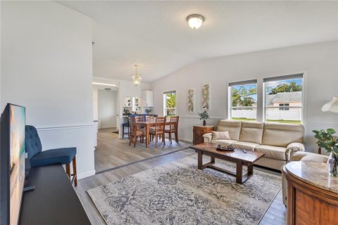House in Kissimmee, Florida 3 bedrooms, 101.82 sq.m. № 2150975 - photo 4
