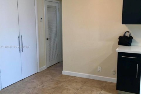 Condominio en alquiler en Hollywood, Florida, 1 dormitorio, 54.44 m2 № 2058124 - foto 4