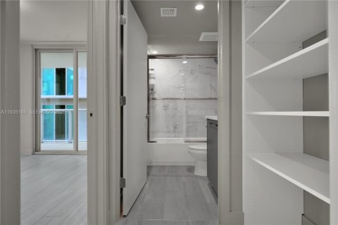 Condo in Bay Harbor Islands, Florida, 3 bedrooms  № 1994120 - photo 16