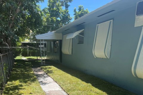 Снять в аренду виллу или дом в Майами, Флорида 2 спальни, № 1872481 - фото 1