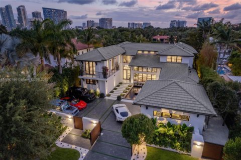 Casa en venta en Miami, Florida, 6 dormitorios, 530.94 m2 № 1848387 - foto 1