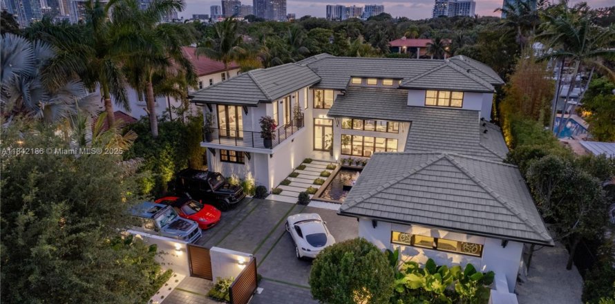 Casa en Miami, Florida 6 dormitorios, 530.94 m2 № 1848387