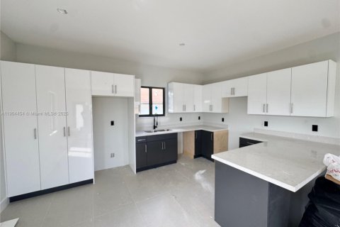 Propiedad comercial en venta en Hallandale Beach, Florida, 241.55 m2 № 1955444 - foto 2