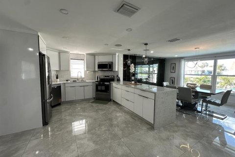 House in Tampa, Florida 4 bedrooms, 190.45 sq.m. № 1732416 - photo 8