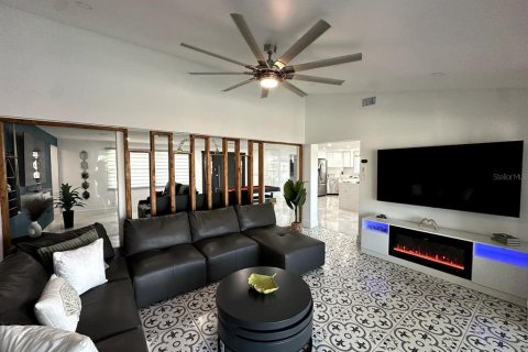 House in Tampa, Florida 4 bedrooms, 190.45 sq.m. № 1732416 - photo 16