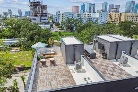 Townhouse in Tampa, Florida 3 bedrooms, 195.47 sq.m. № 2232828 - photo 6