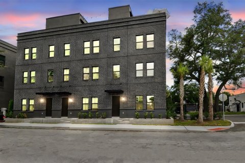 Townhouse in Tampa, Florida 3 bedrooms, 195.47 sq.m. № 2232828