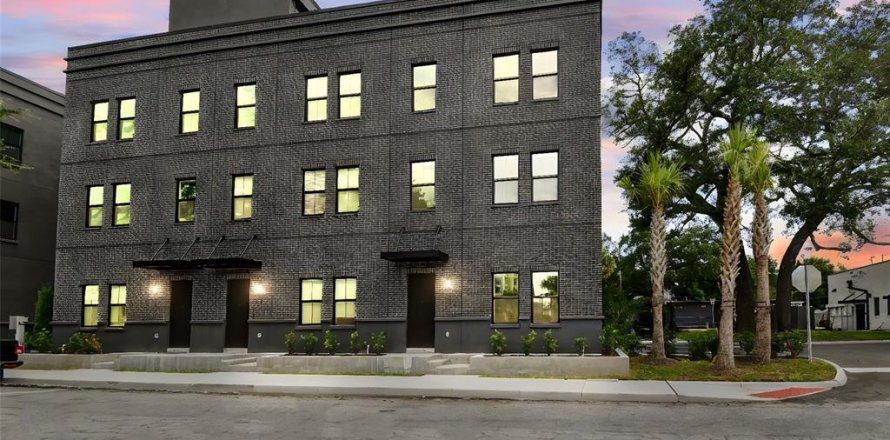 Townhouse in Tampa, Florida 3 bedrooms, 195.47 sq.m. № 2232828