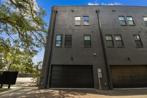 Townhouse in Tampa, Florida 3 bedrooms, 195.47 sq.m. № 2232828 - photo 12