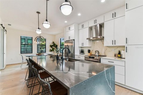 Townhouse in Tampa, Florida 3 bedrooms, 195.47 sq.m. № 2232828 - photo 23