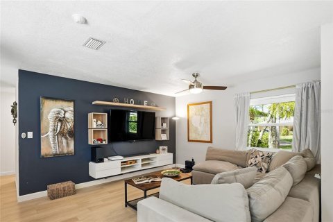 House in Tampa, Florida 3 bedrooms, 151.71 sq.m. № 2233842 - photo 10