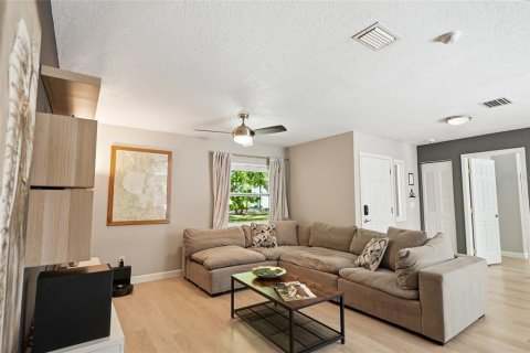 House in Tampa, Florida 3 bedrooms, 151.71 sq.m. № 2233842 - photo 11