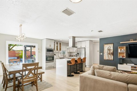 House in Tampa, Florida 3 bedrooms, 151.71 sq.m. № 2233842 - photo 8