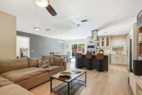 House in Tampa, Florida 3 bedrooms, 151.71 sq.m. № 2233842 - photo 17