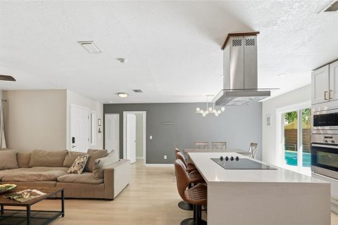 House in Tampa, Florida 3 bedrooms, 151.71 sq.m. № 2233842 - photo 15