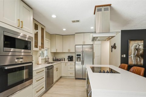 House in Tampa, Florida 3 bedrooms, 151.71 sq.m. № 2233842 - photo 12