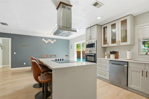 House in Tampa, Florida 3 bedrooms, 151.71 sq.m. № 2233842 - photo 14