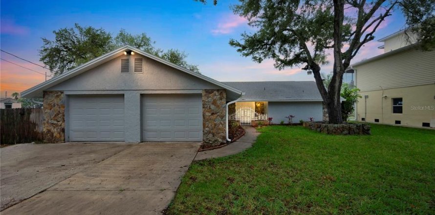 House in Hudson, Florida 3 bedrooms, 150.97 sq.m. № 1690354