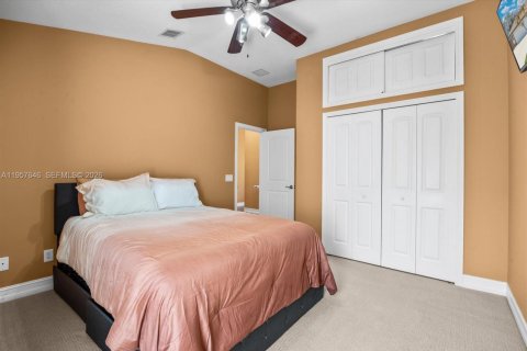 House in Port St. Lucie, Florida 4 bedrooms, 241.92 sq.m. № 2030646 - photo 27