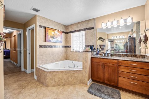 House in Port St. Lucie, Florida 4 bedrooms, 241.92 sq.m. № 2030646 - photo 23