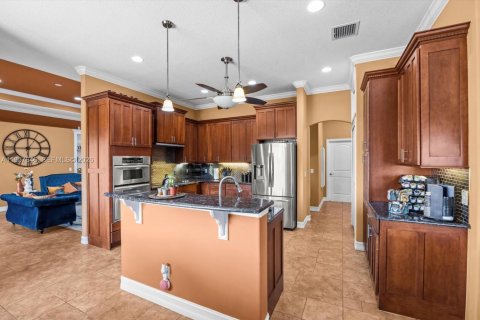 House in Port St. Lucie, Florida 4 bedrooms, 241.92 sq.m. № 2030646 - photo 13