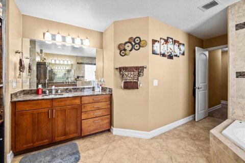 House in Port St. Lucie, Florida 4 bedrooms, 241.92 sq.m. № 2030646 - photo 24