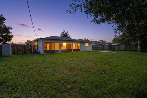 House in Port St. Lucie, Florida 3 bedrooms, 139.35 sq.m. № 2304840 - photo 14