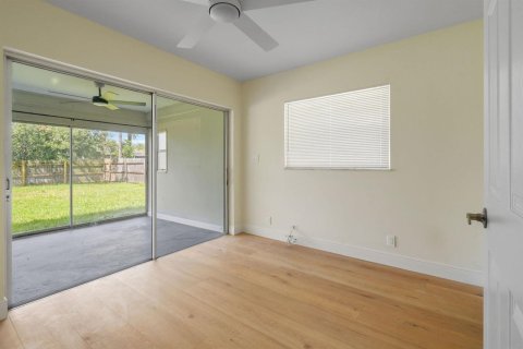 House in Port St. Lucie, Florida 3 bedrooms, 139.35 sq.m. № 2304840 - photo 30