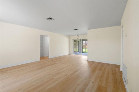 House in Port St. Lucie, Florida 3 bedrooms, 139.35 sq.m. № 2304840 - photo 15