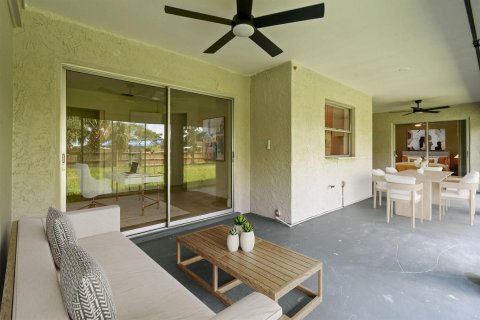 House in Port St. Lucie, Florida 3 bedrooms, 139.35 sq.m. № 2304840 - photo 12