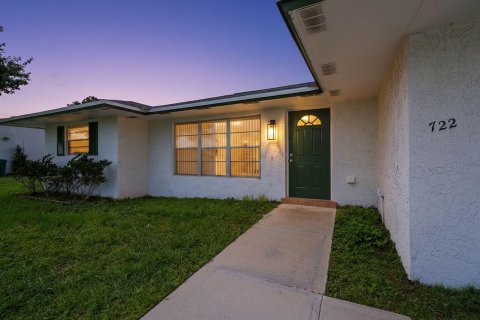 House in Port St. Lucie, Florida 3 bedrooms, 139.35 sq.m. № 2304840 - photo 3