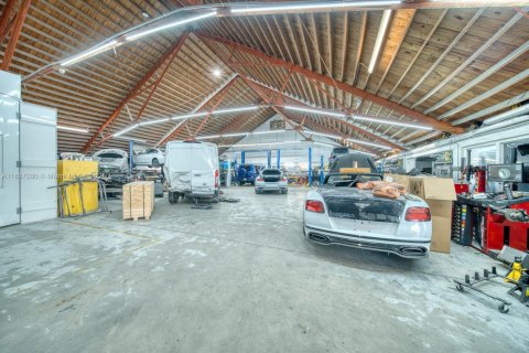 Commercial property in Hollywood, Florida № 1821581 - photo 1