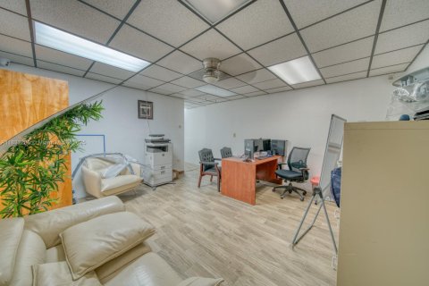 Commercial property in Hollywood, Florida № 1821581 - photo 14