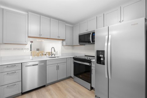 Купить кондоминиум в Маргит, Флорида 2 спальни, 88.26м2, № 1997174 - фото 6