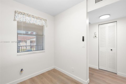 Купить кондоминиум в Маргит, Флорида 2 спальни, 88.26м2, № 1997174 - фото 7