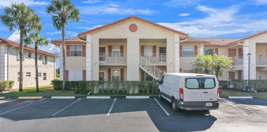 Кондоминиум с 2 спальнями в Маргит, Флорида № 1997174