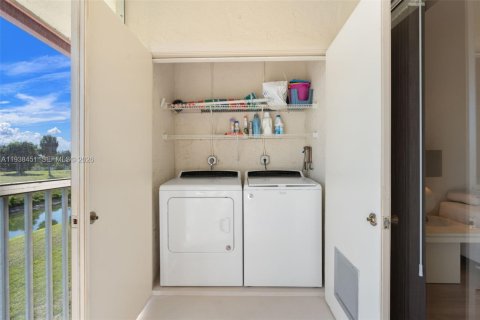 Купить кондоминиум в Маргит, Флорида 2 спальни, 88.26м2, № 1997174 - фото 21