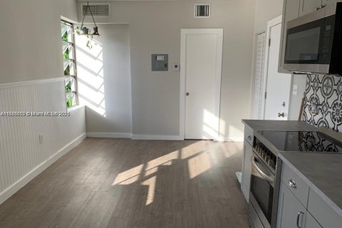 Villa ou maison à louer à Miami, Floride: 1 chambre, 55.74 m2 № 1929566 - photo 3